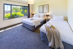 5 bedrooms, iron/ironing board, free WiFi, bed sheets