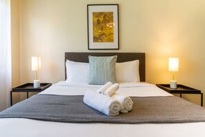 5 bedrooms, iron/ironing board, free WiFi, bed sheets - Families and Groups Chch Airport Spa Pool (Christchurch)