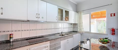 KĂŒhlschrank, Mikrowelle, Ofen, Herdplatte