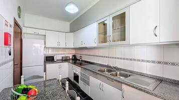 Een koelkast, een microgolfoven, een oven, een kookplaat