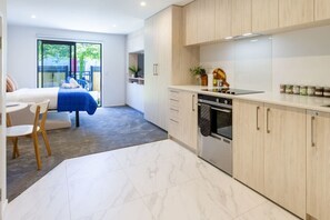 Een koelkast, een microgolfoven, een oven, een kookplaat