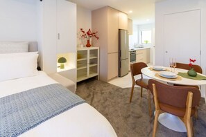 1 slaapkamer, een bureau, een strijkplank/strijkijzer, wifi
