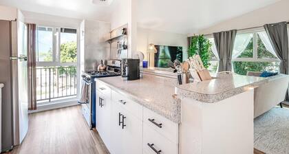 Santa Monica Beach Suite. Off street parking and walking distance to everything!