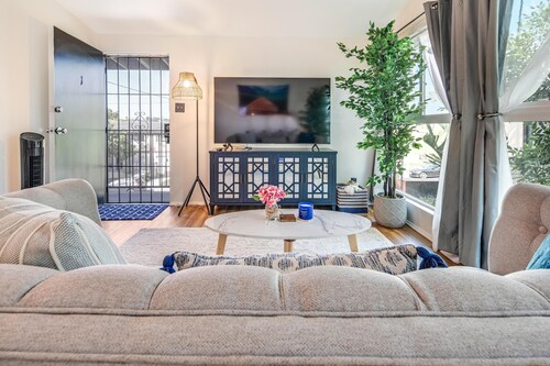 Santa Monica Beach Suite. Off street parking and walking distance to everything!