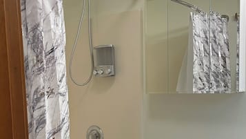 Haartrockner, Handtücher, Seife, Shampoo