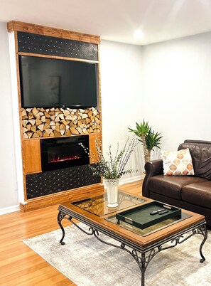 Smart TV, fireplace