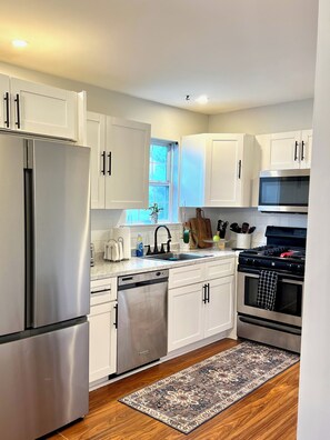 Kylskåp, mikrovågsugn, ugn och spishäll