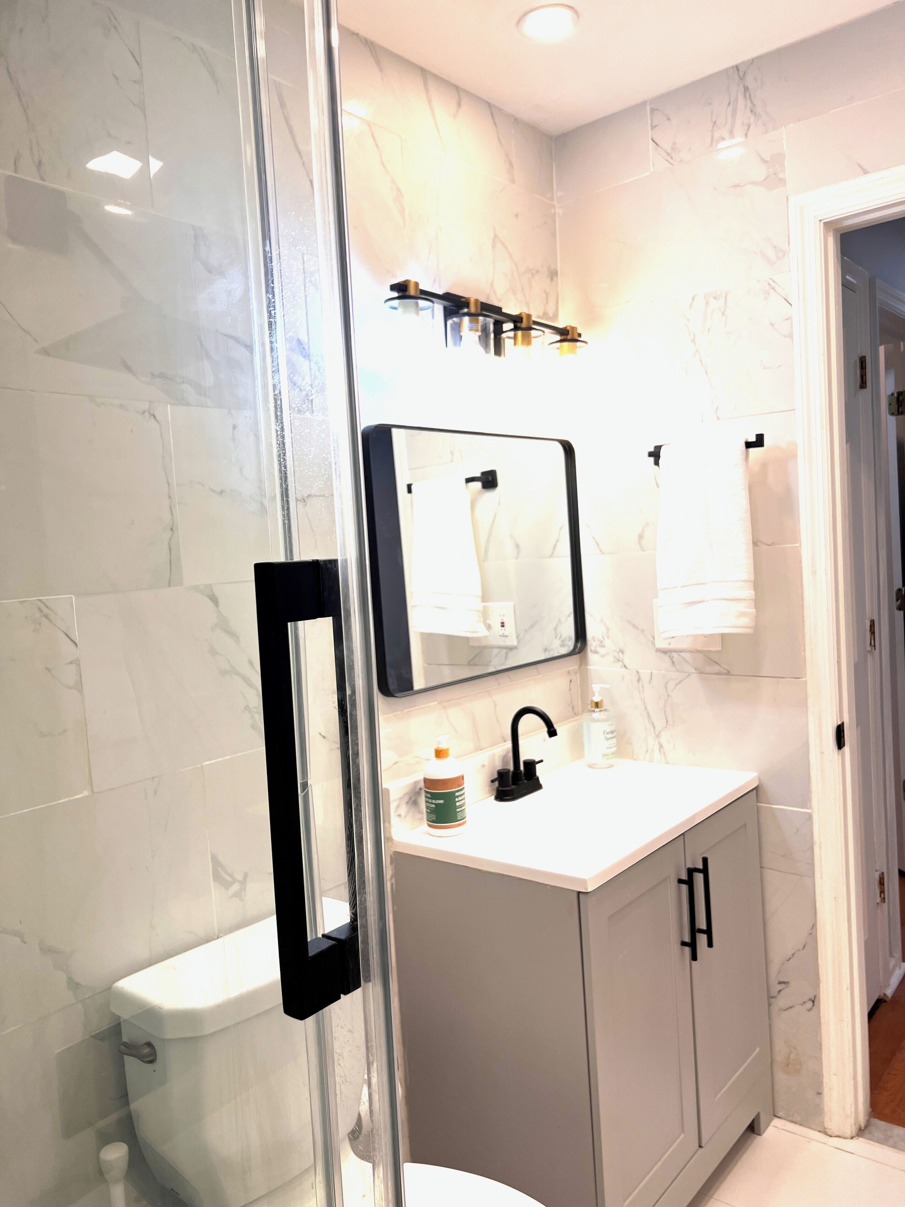 Sèche-cheveux, serviettes fournies, savon, shampoing