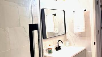 Secadora de cabello, toallas, jabón, shampoo