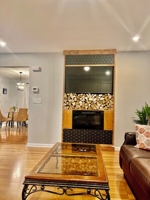 Smart TV, fireplace