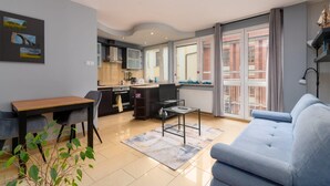 Un apartamento moderno con cocina, comedor y sala de estar.