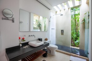 Luxury House | Bathroom