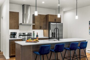 Kylskåp, mikrovågsugn, ugn och spishäll