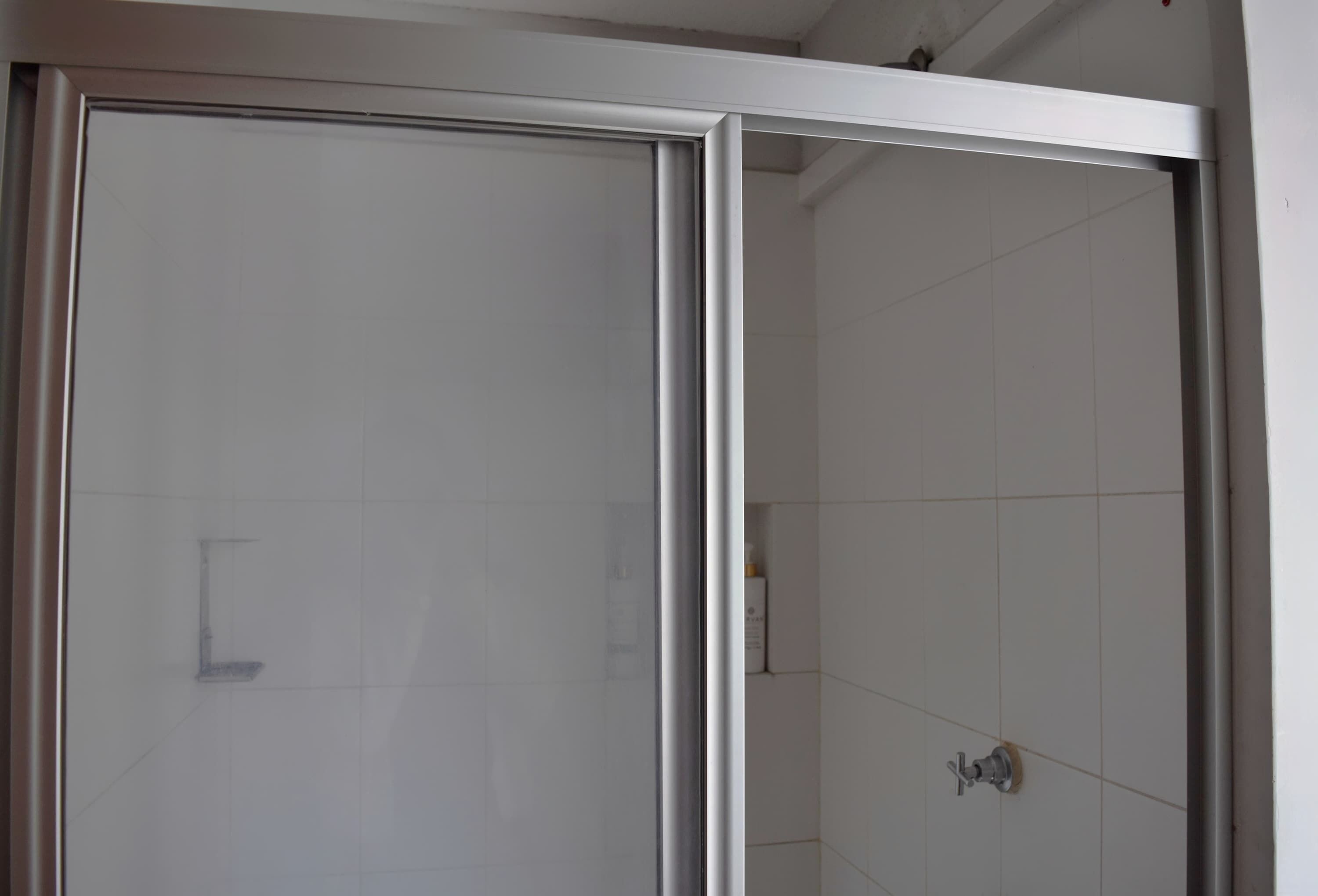 Een douche, shampoo