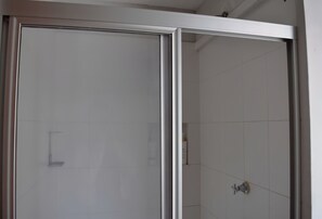 Een douche, shampoo