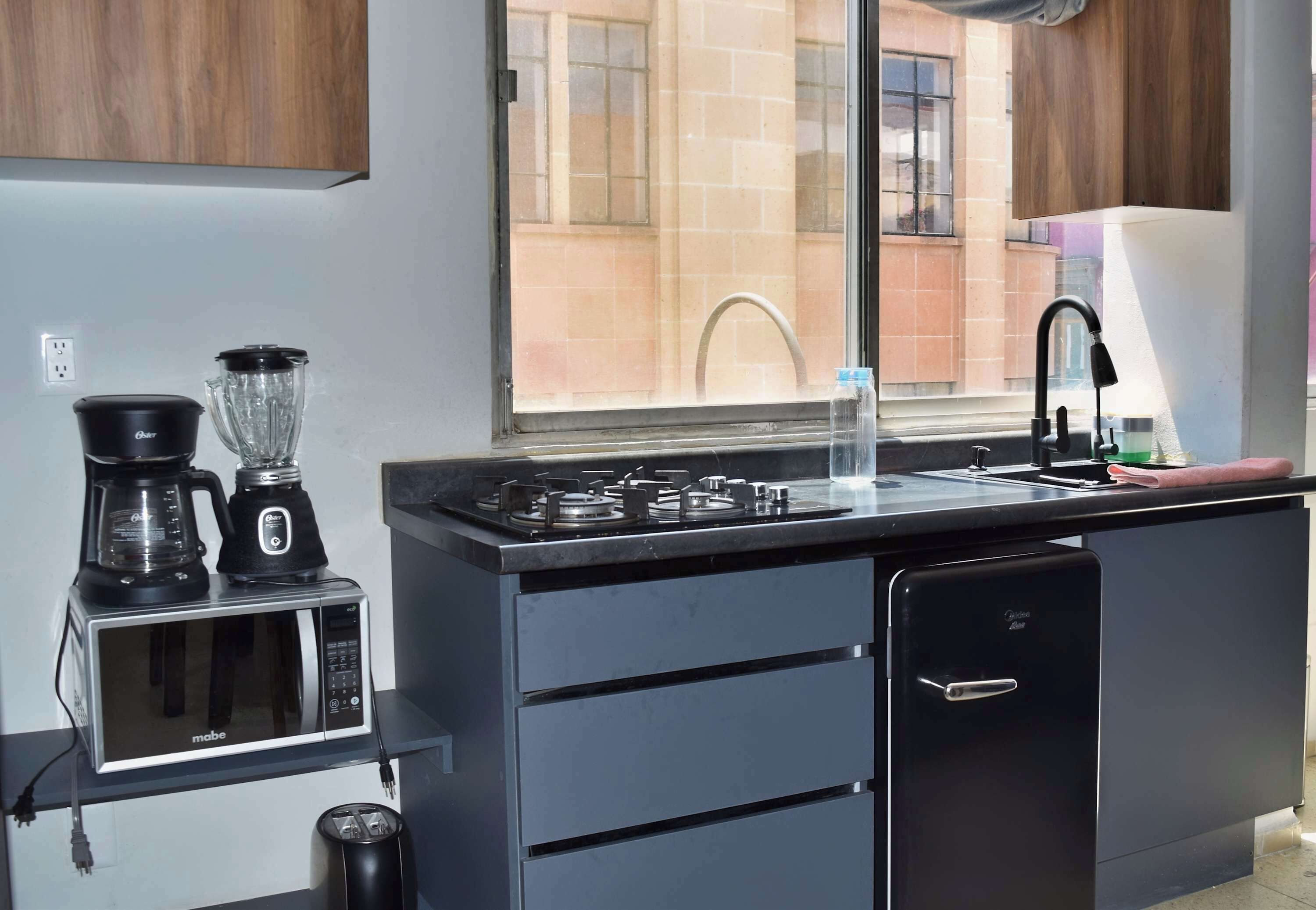 Microwave, coffee/tea maker, toaster, blender