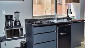 A compact kitchen with a microwave, blender, and gas stove. - depa 205 · Department in the Historic Center 205 (San Luis Potosí)