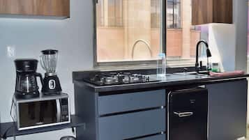 Microwave, coffee/tea maker, toaster, blender