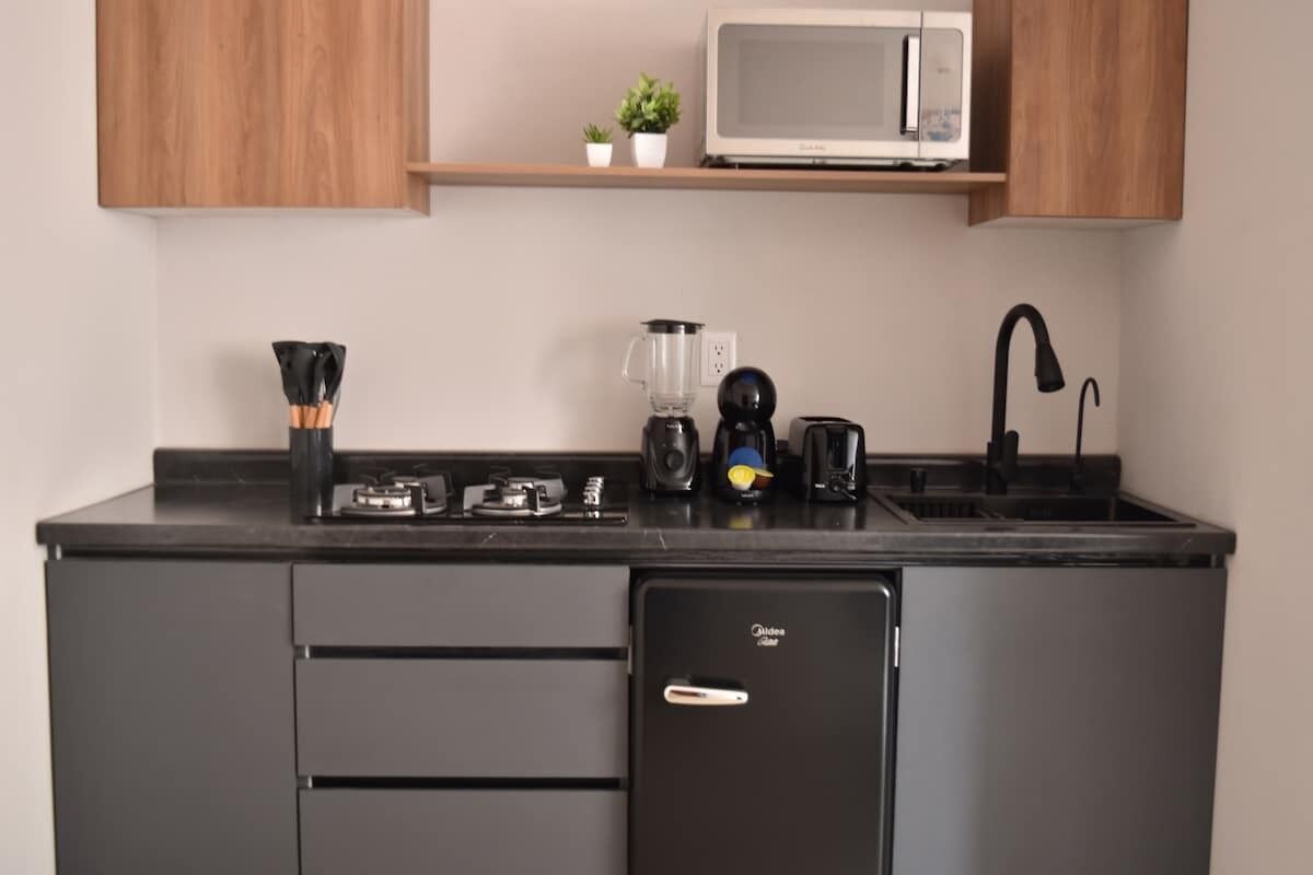 Micro-ondes, cafetière/bouilloire, grille-pain, blender