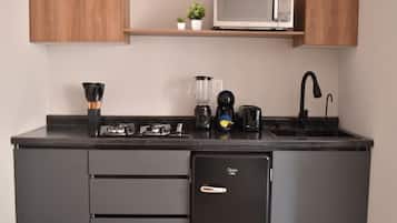 Micro-ondes, cafetière/bouilloire, grille-pain, blender