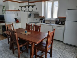 Fridge, microwave, oven, dishwasher - Bel appartement 3 chambres. À quelques minutes du centre-ville! (Québec)