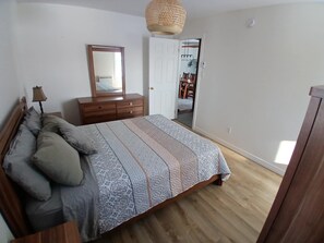 3 quartos, cofres nos quartos, escrivaninha