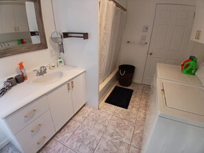 Secador de cabelo, toalhas de banho, sabonete, shampoo