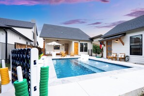 Outdoor pool - Luxury 3-bedroom Farmhouse with Pool Centrally Located in San Antonio (San Antonio)