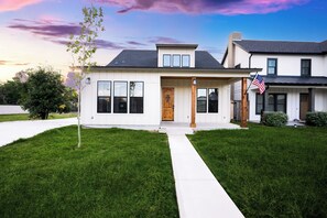 Exterior - Luxury 3-bedroom Farmhouse with Pool Centrally Located in San Antonio (San Antonio)