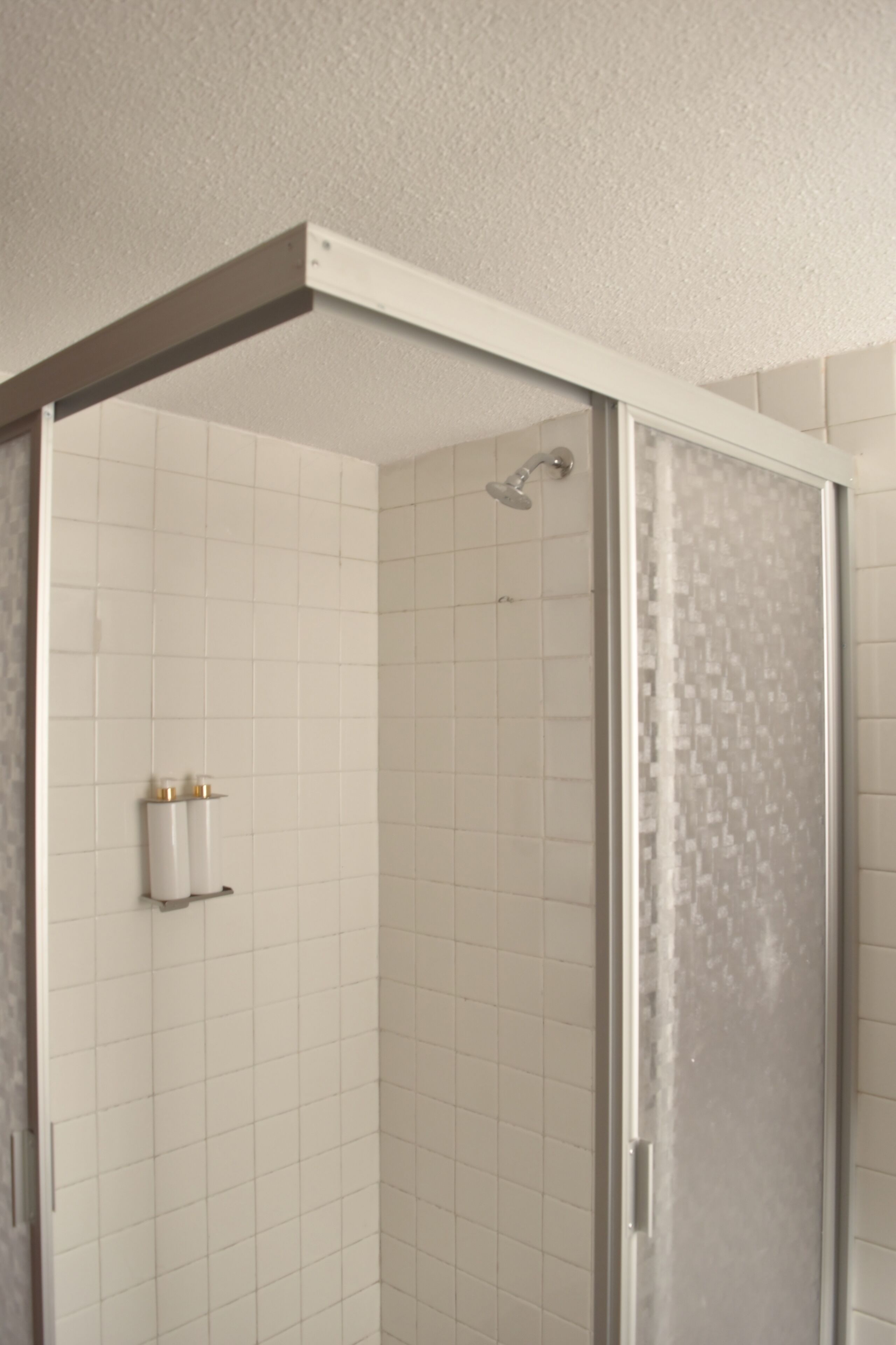 Een douche, een haardroger, handdoeken, zeep