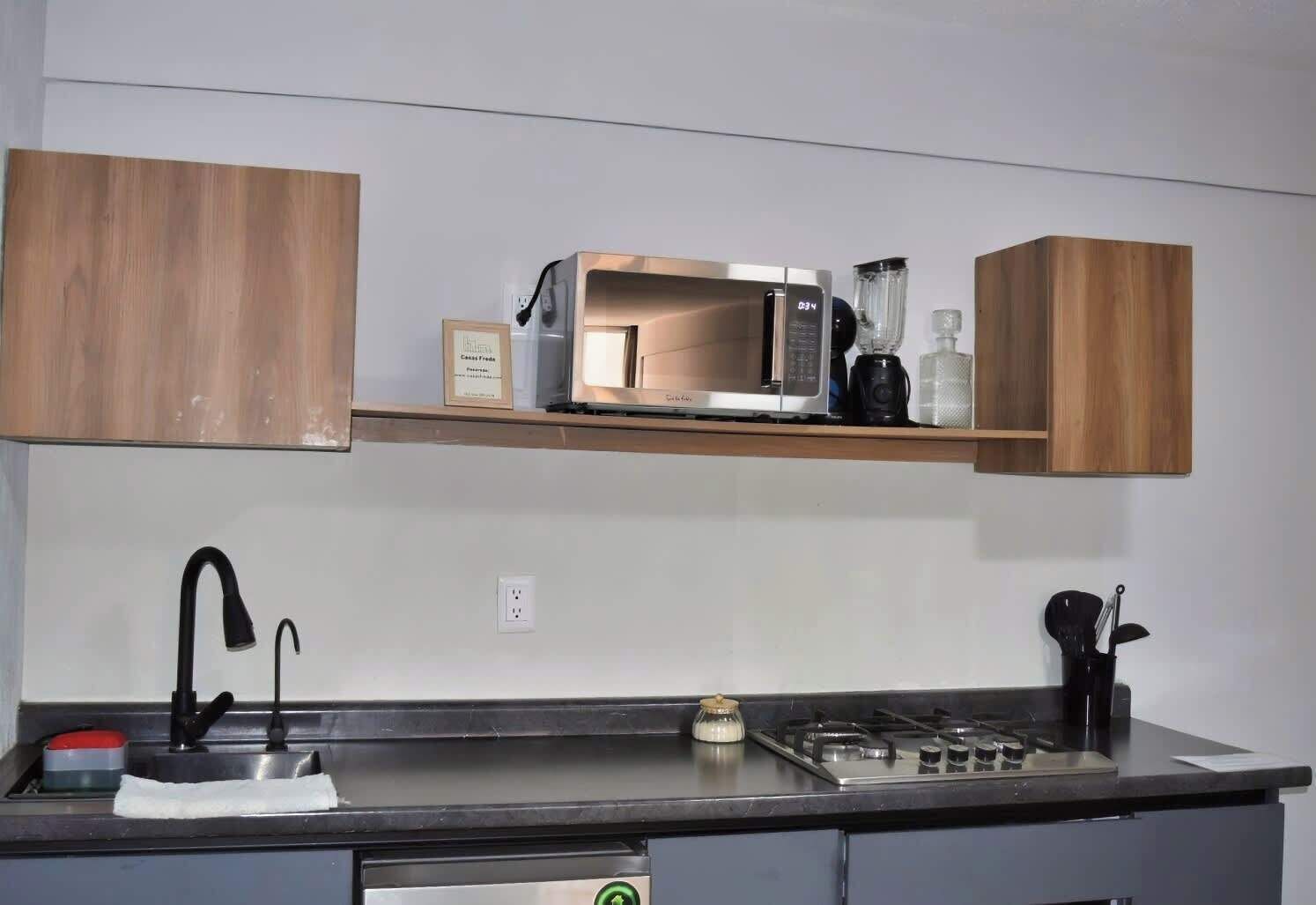 Mikrowelle, Wasserkocher mit Kaffee-/Teezubehör, Toaster, Mixer