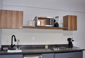 Micro-ondes, cafetière/bouilloire, grille-pain, blender