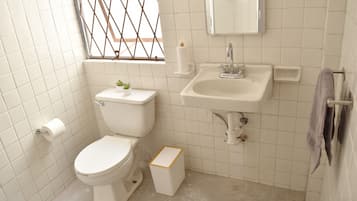 Dusche, Haartrockner, Handtücher, Seife