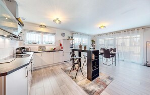 Køleskab, mikrobølgeovn, ovn, kogeplade