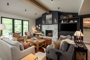 Televisión, chimenea, oficina