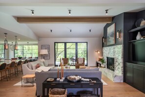 Televisión, chimenea y oficina