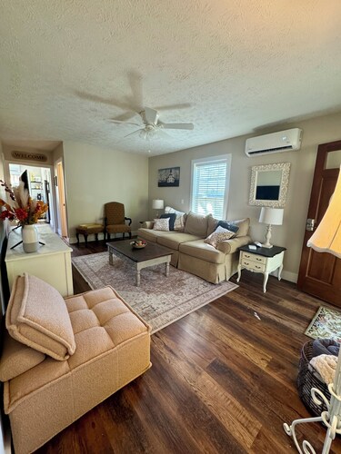 Charming 2-bedroom house minutes from Green River Lake! Free parking & WiFi