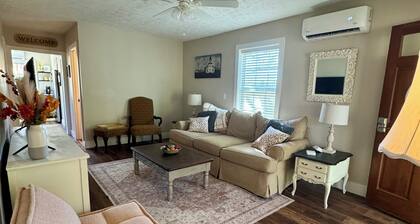 Charming 2-bedroom house minutes from Green River Lake! Free parking & WiFi