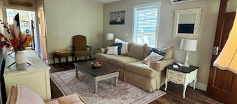 Charming 2-bedroom house minutes from Green River Lake! Free parking & WiFi