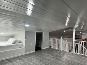 4 bedrooms, iron/ironing board, WiFi, bed sheets - Charming 4-bedroom barndominum in Elberta with AC, WiFi, 5 miles from boat ramp
(Elberta)