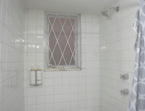 Een douche, shampoo