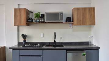 Microwave, coffee/tea maker, toaster, blender