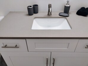 Sèche-cheveux, bidet, savon, papier toilette