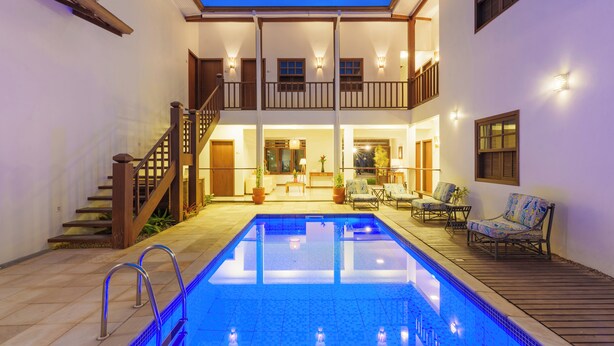 A two-story building with a swimming pool, outdoor seating, and a staircase. - Casa Poema Paraty (Paraty)