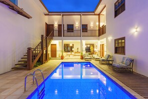 A two-story building with a swimming pool, outdoor seating, and a staircase. - Casa Poema Paraty (Paraty)