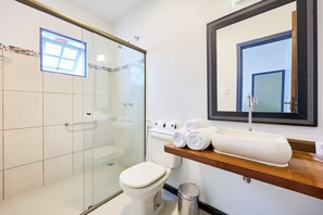 Basic Triple Room | Bathroom | Towels, soap, shampoo, toilet paper - Casa Poema Paraty (Paraty)