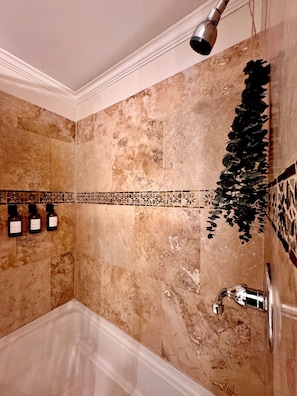 Een haardroger, handdoeken, zeep, toiletpapier