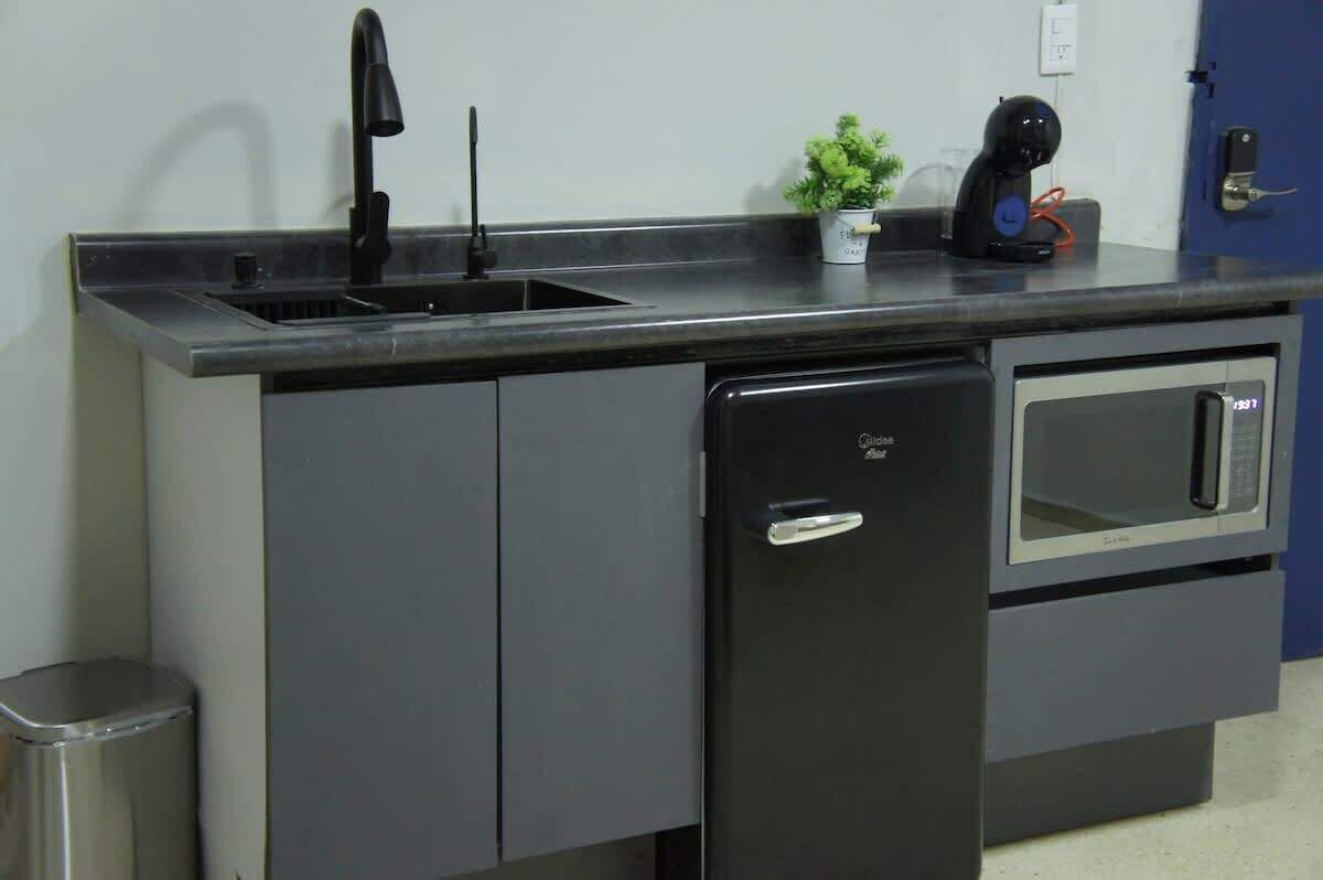 Mikrowelle, Wasserkocher mit Kaffee-/Teezubehör, Toaster, Mixer