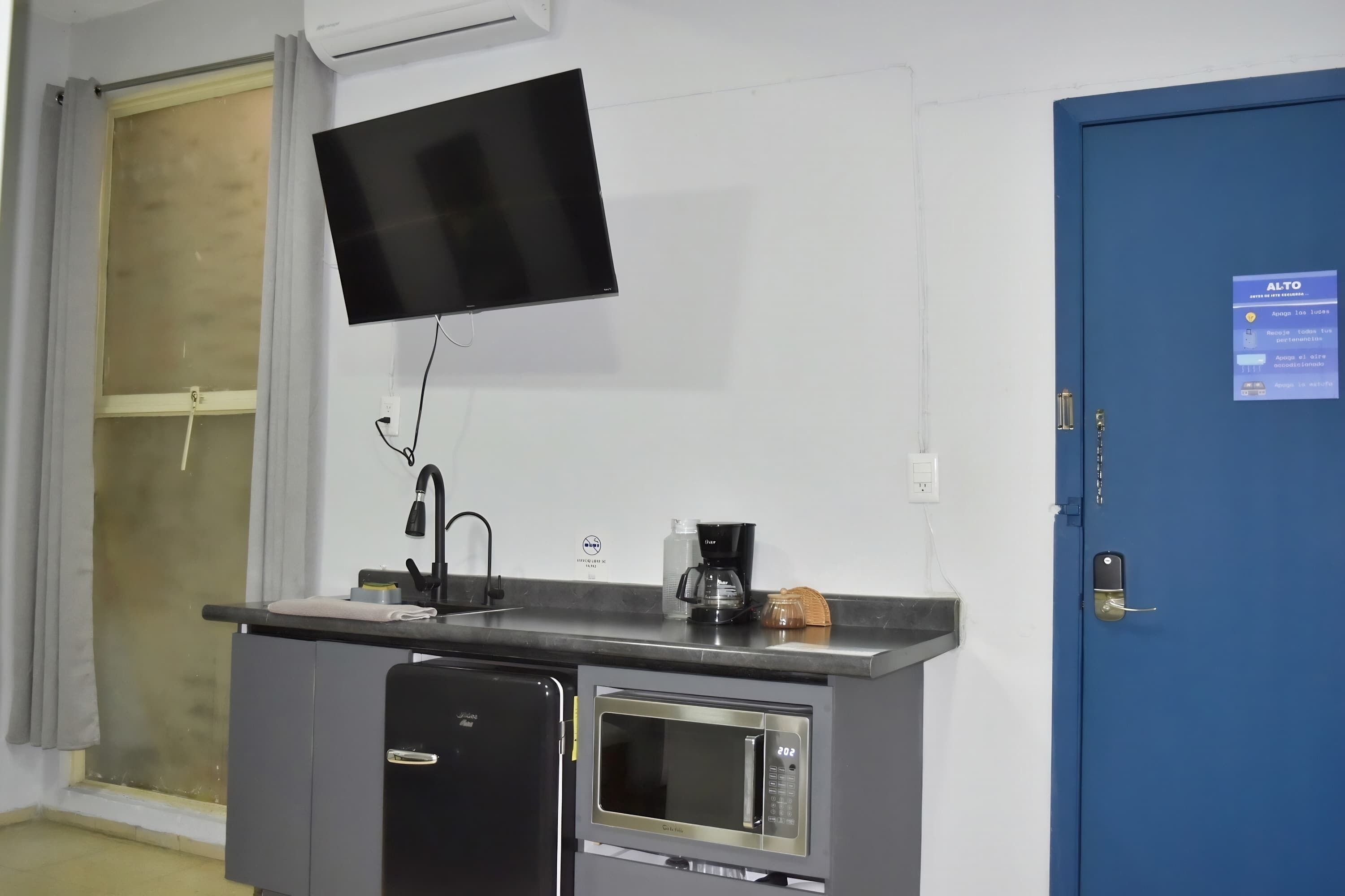 Microwave, coffee/tea maker, toaster, blender