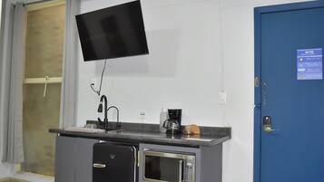 Microwave, coffee/tea maker, toaster, blender